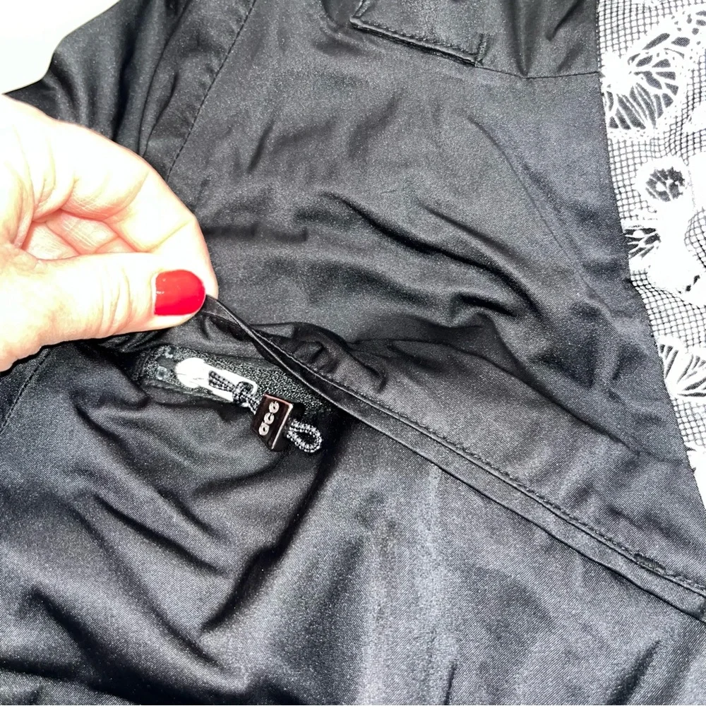 Nike ACG Nike Fit Storm Black Satin Waterproof Jacket Women’s size XS